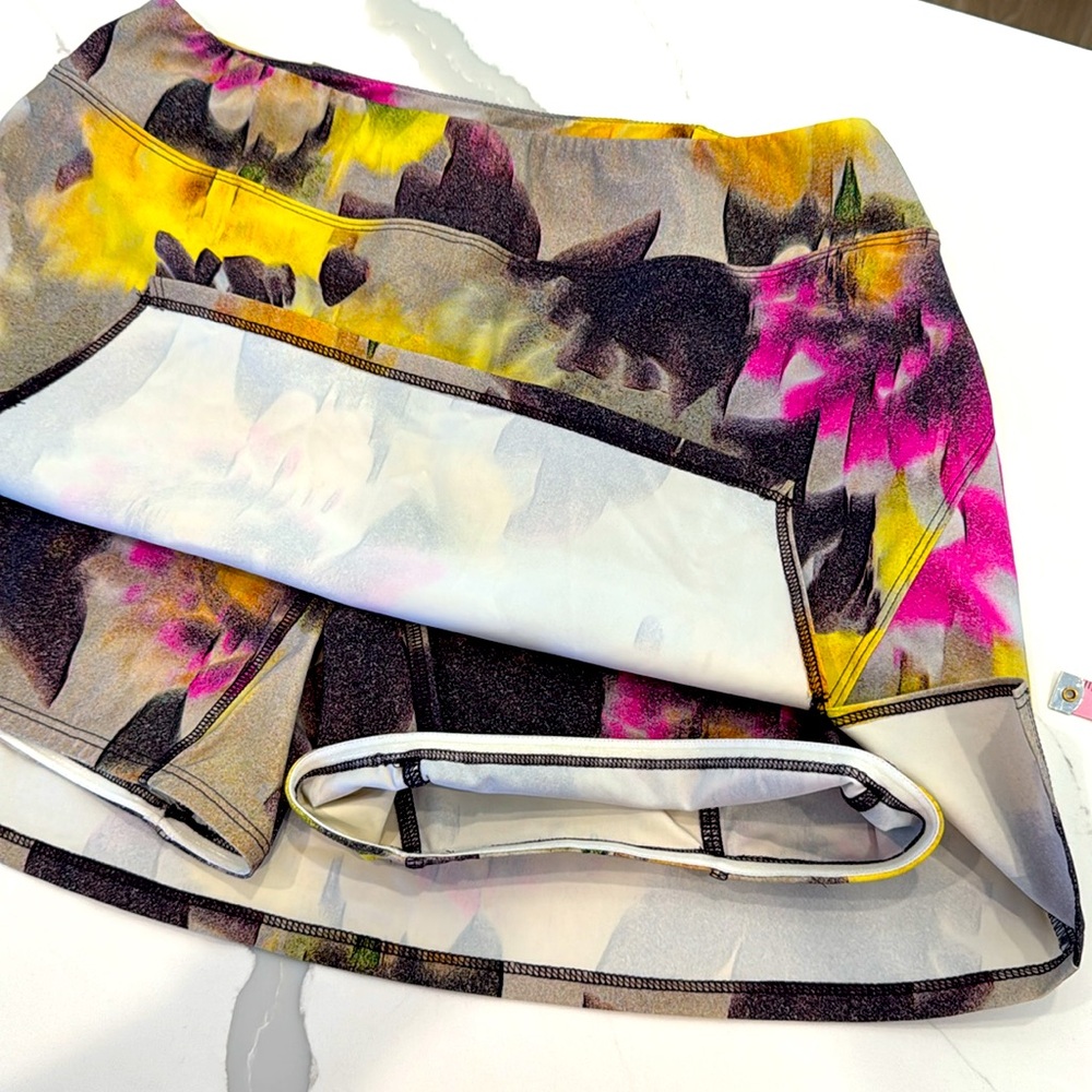 Foray Golf, Tennis, Pickleball Gray Yellow Pink Floral Mini A-Line Slit Short L - Picture 4 of 8